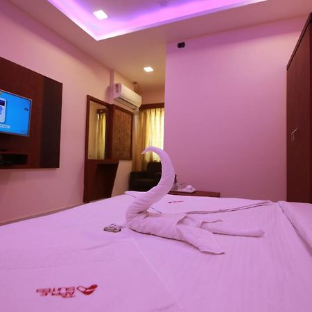 Hotel Apple Suites Бангалор Екстериор снимка